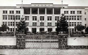 foto da Fachada do Colgio Estadual do Paran, em Curitiba, em meados da dcada de 1960.