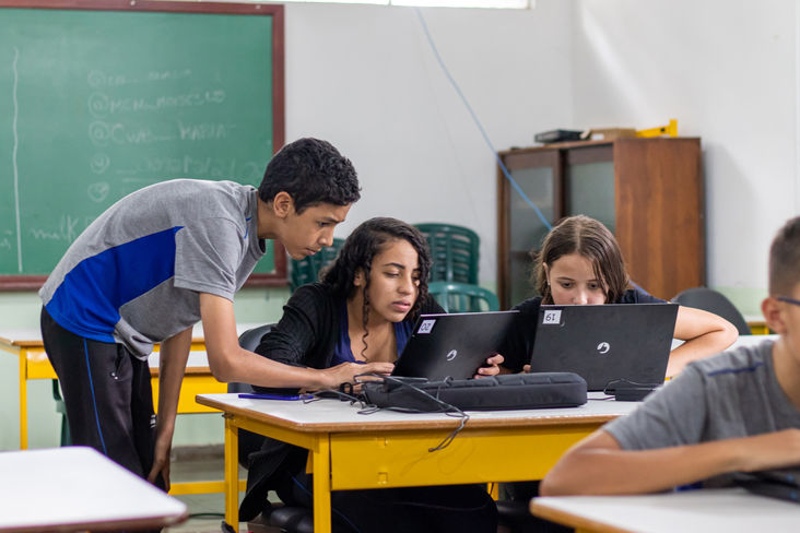 Foto de Lucas Fermin/Seed-PR - estudantes em sala de aula estudando com notebooks