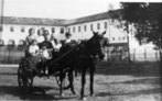 Alunos do Colgio Estadual Padre Cludio Morelli, no bairro Umbar, em Curitiba. Transporte escolar de, aproximadamente, 1955.  <br /><br /> Colaborao: Marcos Zanon <br /><br /> <strong>*A imagem disponibilizada  de responsabilidade do colaborador.</strong> 