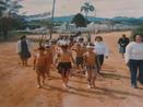 O Desfile Cvico ocorreu no dia 07/09/1980 e foi realizado pelas professoras primrias da Escola Isolada Presidente Faria at a praa da igreja catlica Nossa Senhora da Sade no Bairro Colnia Faria, municpio de Colombo, num percurso de aproximadamente 500 metros. Os alunos representaram os ndios e estaes do ano. Aps o desfile, os alunos cantaram o Hino Nacional com os pais e comunidade. <br /> Professoras presentes da esquerda para a direita: Margarida Canestraro, Nelci Rozenente e Izaltina Novakoski Mocelin.  <br /><br /> Colaborao: Angela Maria Mocelin Gueno <br /><br /> <strong>*A imagem disponibilizada  de responsabilidade do colaborador.</strong>