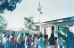 Fotografia que mostra Ato Cvico, em Comemorao  Semana da Ptria, no Colgio Estadual So Francisco - EFM, em 2002. <br /><br /> Colaborao: Rosa Maria Gomes de Melo <br /><br /> <strong>*A imagem disponibilizada  de responsabilidade do colaborador.</strong> 