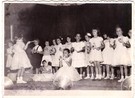 Apresentao da Banda Rtmica de alunos do Pr-escolar na festa de encerramento do ano letivo de 1956. <br /><br /> Data Aproximada da imagem: Dezembro de 1956 <br /><br /> Colaborao:  ADALNICE PASSOS LIMA <br /><br /> <strong>*A imagem disponibilizada  de responsabilidade do colaborador.</strong>