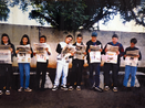 Esta fotografia mostra estudantes da oitava srie lendo o Jornal Noroeste do Paran o jornal de maior circulao de Maring na poca. Maria Francisca Furtado Palhano, professora de Lngua Portuguesa e Literatura Brasileira desde 1996, lotada  no Colgio Instituto de Educao Estadual de Maring, no ano de 1.997 participou do Projeto Vale Saber com o ttulo Jornal Escolar. Uma tentativa de produo de texto interdisciplinar em que seus alunos da oitava srie eram redatores e reprteres do Jornal criado por eles com o nome de Jovem Destaque. <br /><br /> Colaborao:  Zenaide Chaves da Silva <br /><br /> <strong>*A imagem disponibilizada  de responsabilidade do colaborador.</strong> 