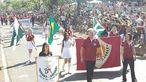 Fotografia do desfile em comemorao aos 90 anos Colgio Estadual Bartolomeu Mitre em 2017. Na foto aparecem o diretor Larcio Bonfleur e diretora auxiliar Regina Salete dos Santos. Setembro de 2017. <br /><br /> Colaborao: Bartolomeu Mitre <br /><br /> <strong>*A imagem disponibilizada  de responsabilidade do colaborador.</strong>