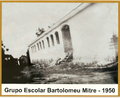 Fotografia da fachada do Colgio Estadual Bartolomeu Mitre, primeiro grupo escolar do Municpio de Foz do Iguau. Fundado em 1927, este ano comemora 90 anos de atividades e muita histria. Ano de 1950. <br /><br /> Colaborao: Bartolomeu Mitre <br /><br /> <strong>*A imagem disponibilizada  de responsabilidade do colaborador.</strong> 