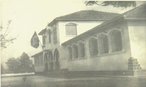 Fotografia da fachada Colgio Estadual Bartolomeu Mitre, primeiro grupo escolar do Municpio de Foz do Iguau. Fundado em 1927, este ano comemora 90 anos de atividades e muita histria. Aproximadamente 1950. <br /><br /> Colaborao: Bartolomeu Mitre <br /><br /> <strong>*A imagem disponibilizada  de responsabilidade do colaborador.</strong> 