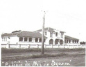 Fotografia do Colgio Estadual Bartolomeu Mitre, primeiro grupo escolar do Municpio de Foz do Iguau. Fundado em 1927, este ano comemora 90 anos de atividades e muita histria. Essa foto mostra a duplicao da Av. Jorge Schimmelpfeng. <br /><br /> Colaborao: Bartolomeu Mitre <br /><br /> <strong>*A imagem disponibilizada  de responsabilidade do colaborador.</strong>